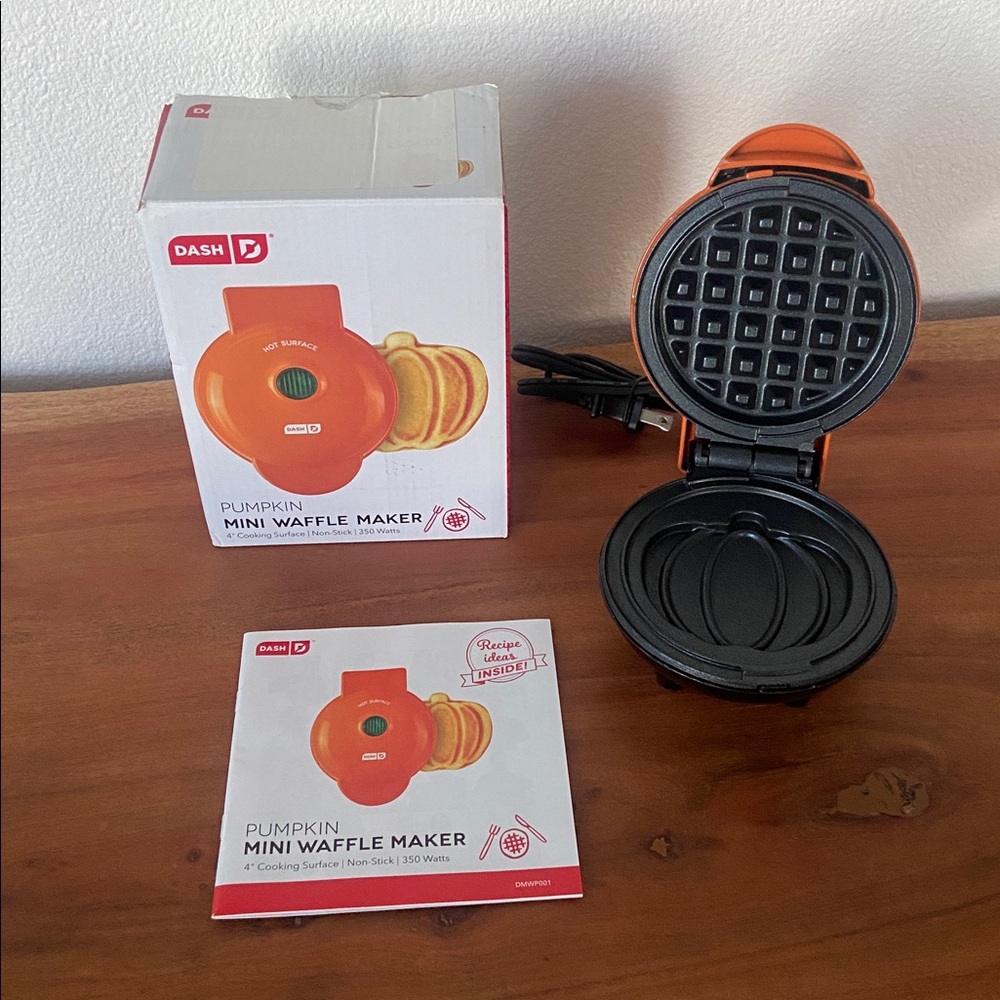 Dash mini pumpkin waffle maker 4” cooking surface easy to use kitchen appliance